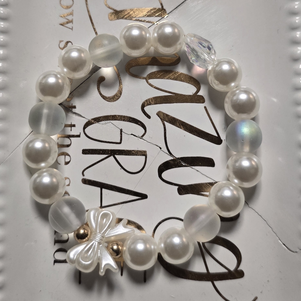 Handmade Cream, Clear, Hint Of Gold Bracklet. SIZE 6. Stretch, Any Occasion.